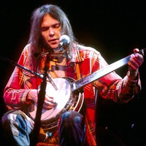 Neil Young 1976 (pinterest.com)