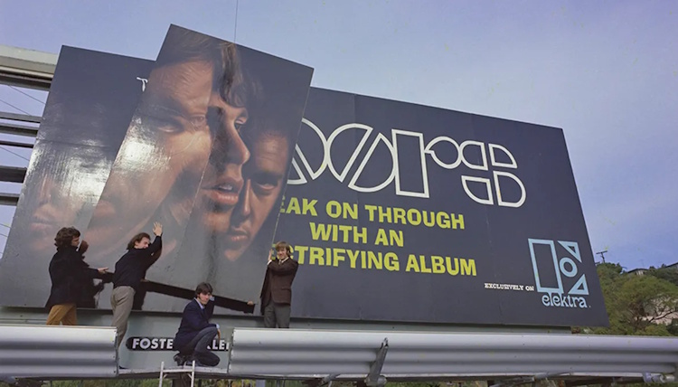 The Doors installeren het billboard voor hun debuutalbum 1967 (reddit.com)