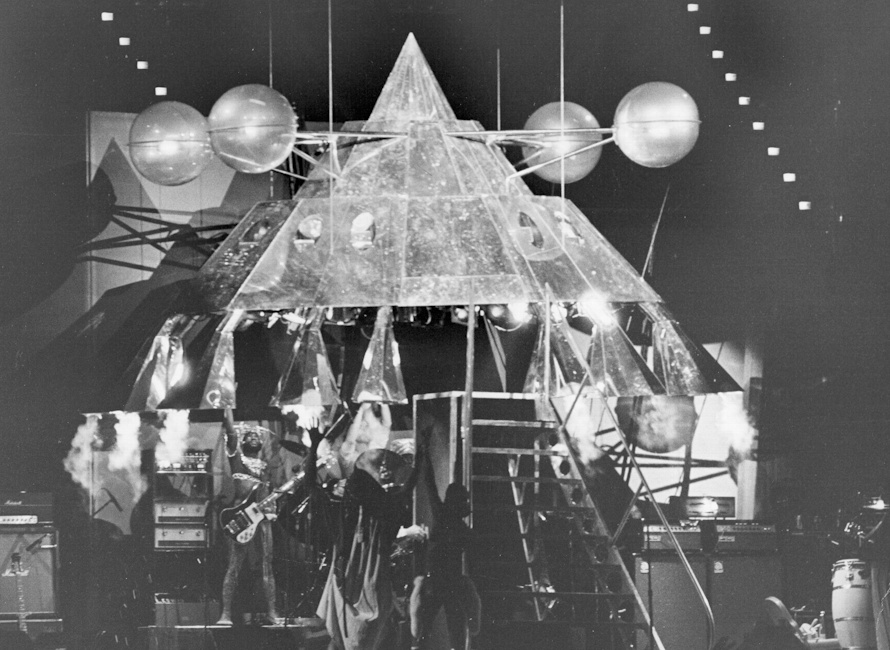 Parliament - The landing of the mothership 1976/1977 (npr.org)